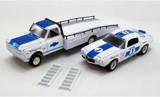 Diecast model cars Chevrolet C-30 1/64 ACME Ramp Truck white/blue Chaparral 1967 avec 1970 Trans Am Camaro et Rampes de chargement Chevrolet C-30 1/64 ACME Ramp Truck white/blue Chaparral 1967 avec 1970 Trans Am Camaro et Rampes de chargement diecast model cars