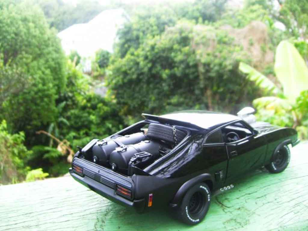 Mad Max ROAD WARRIOR INTERCEPTOR 1/18 Autoart falcon 1973