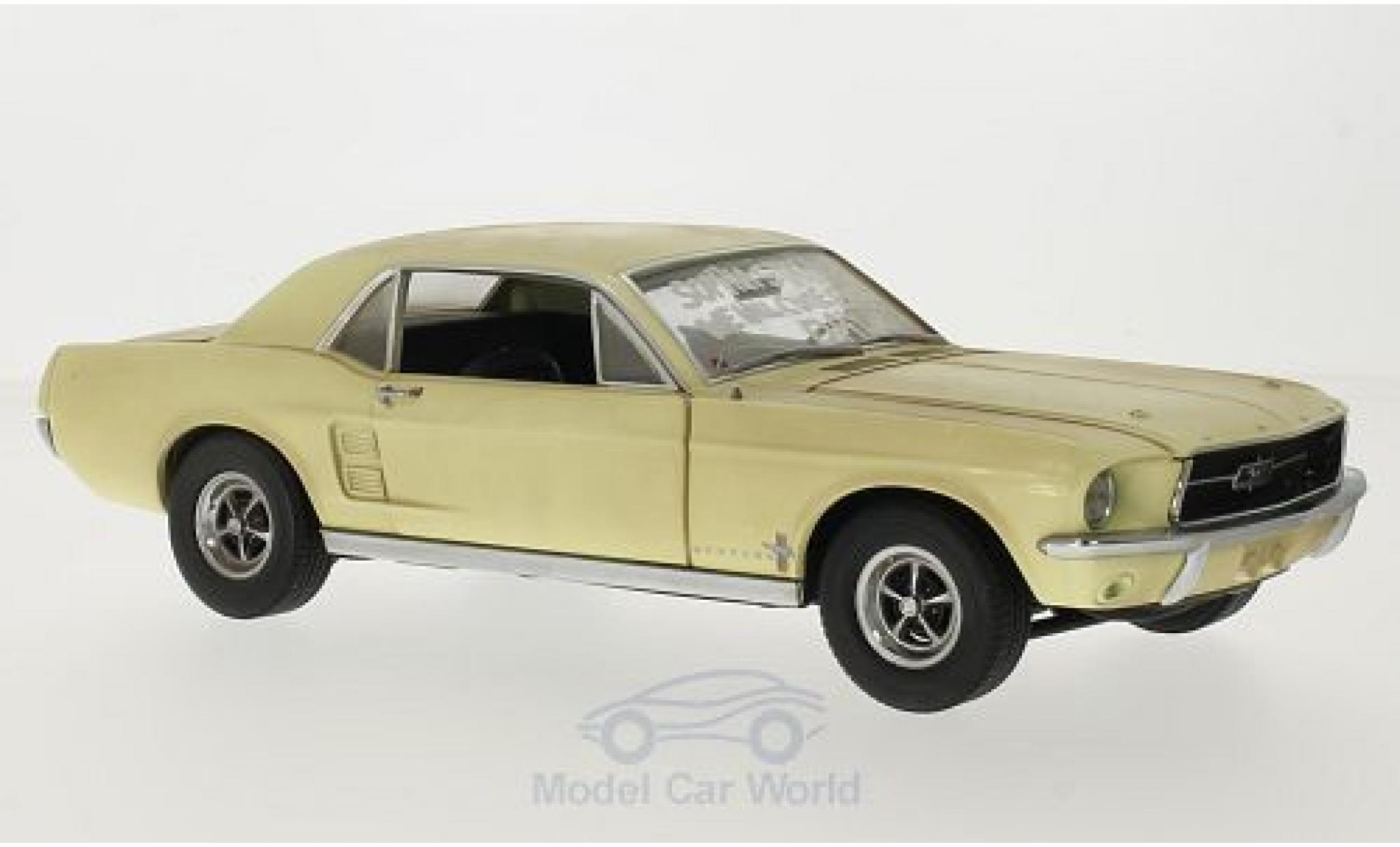Diecast model cars Ford Mustang 1967 1/18 Greenlight Coupe beige