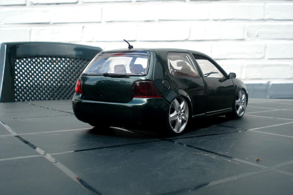 Volkswagen Golf 4 GTI 1/18 Revell 4 GTI grun jantes porsche et lissage carrosserie