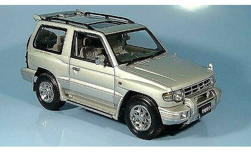 Mitsubishi Pajero SWB 1/18 Autoart argent 1998 diecast model cars