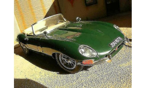 Jaguar E-Type 1961 1/18 Burago green diecast model cars