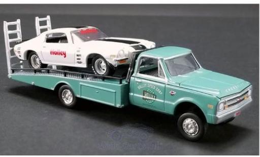 Diecast model cars Chevrolet Camaro 1/64 ACME Z/28 white/green Holley 1971 mit C-30 Ramp Truck Chevrolet Camaro 1/64 ACME Z/28 white/green Holley 1971 mit C-30 Ramp Truck diecast model cars