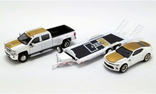Diecast model cars Chevrolet Silverado 1/64 ACME 3500 HD Hurst Performance 2018 avec Camaro SS et 2-Achs-remorque Chevrolet Silverado 1/64 ACME 3500 HD Hurst Performance 2018 avec Camaro SS et 2-Achs-remorque diecast model cars