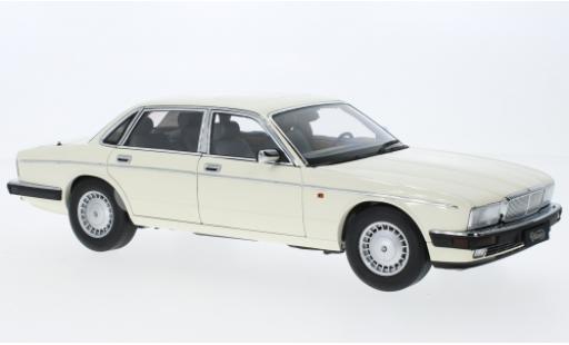 Diecast model cars Jaguar XJ 1/18 Almost Real 6 (40) white Jaguar XJ 1/18 Almost Real 6 (40) white diecast model cars