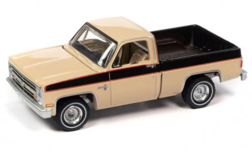 Diecast model cars Chevrolet Silverado 1/64 Auto World 10 Fleetside beige/brun 1985 Chevrolet Silverado 1/64 Auto World 10 Fleetside beige/brun 1985 diecast model cars