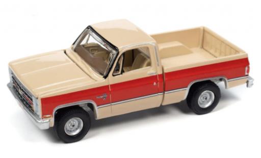 Diecast model cars Chevrolet Silverado 1/64 Auto World R10 Fleetside beige/red 1987 Chevrolet Silverado 1/64 Auto World R10 Fleetside beige/red 1987 diecast model cars