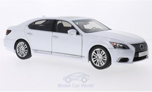 Diecast model cars Lexus LS 1/18 AUTOart 600hL metallic white 2013 Lexus LS 1/18 AUTOart 600hL metallic white 2013 diecast model cars