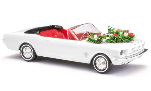 Diecast model cars Ford Mustang 1/87 Busch Convertible white mariage avec Décoration Ford Mustang 1/87 Busch Convertible white mariage avec Décoration diecast model cars