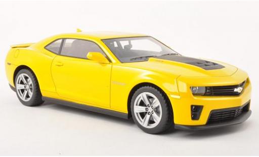Diecast model cars Chevrolet Camaro 1/18 CMF ZL1 yellow 2011 Chevrolet Camaro 1/18 CMF ZL1 yellow 2011 diecast model cars