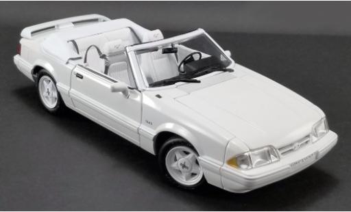 Diecast model cars Ford Mustang 1/18 GMP LX 5.0L Convertible Feature Car white 1993 Softtop liegt bei Ford Mustang 1/18 GMP LX 5.0L Convertible Feature Car white 1993 Softtop liegt bei diecast model cars