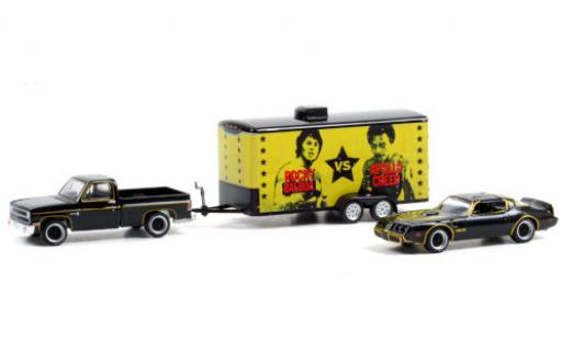 Diecast model cars Chevrolet C-10 1/64 Greenlight Custom Deluxe black/gold 1981 mit 1979 Pontiac Firebird Trans Am und Zweiachskofferanhänger Rocky II Chevrolet C-10 1/64 Greenlight Custom Deluxe black/gold 1981 mit 1979 Pontiac Firebird Trans Am und Zweiachskofferanhänger Rocky II diecast model cars