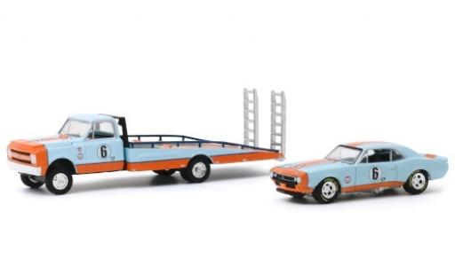 Diecast model cars Chevrolet C-30 1/64 Greenlight Ramp Truck blue/orange Gulf 1967 avec Camaro No.6 avec Rampes de chargement Chevrolet C-30 1/64 Greenlight Ramp Truck blue/orange Gulf 1967 avec Camaro No.6 avec Rampes de chargement diecast model cars