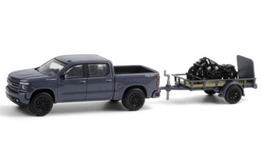 Diecast model cars Chevrolet Silverado 1/64 Greenlight metallic blue 2020 avec Indian Scout Bobber remorque d´une axe et Auffahrrampe Chevrolet Silverado 1/64 Greenlight metallic blue 2020 avec Indian Scout Bobber remorque d´une axe et Auffahrrampe diecast model cars