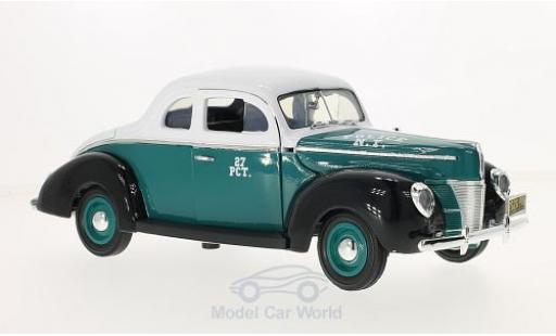 Diecast model cars Ford Deluxe 1/18 Greenlight Coupe green/white NYPD - Police 1940 ohne Vitrine Ford Deluxe 1/18 Greenlight Coupe green/white NYPD - Police 1940 ohne Vitrine diecast model cars