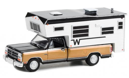 Diecast model cars Dodge RAM 1/64 Greenlight D-250 black/doré 1990 Dodge RAM 1/64 Greenlight D-250 black/doré 1990 diecast model cars