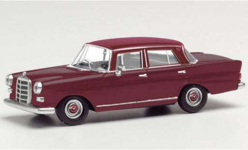 Diecast model cars Mercedes 200 1/87 Herpa (W110) red foncé Mercedes 200 1/87 Herpa (W110) red foncé diecast model cars