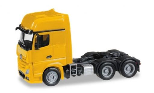 Diecast model cars Mercedes Actros 1/87 Herpa Gigaspace 6x4 yellow Solozugmaschine Mercedes Actros 1/87 Herpa Gigaspace 6x4 yellow Solozugmaschine diecast model cars
