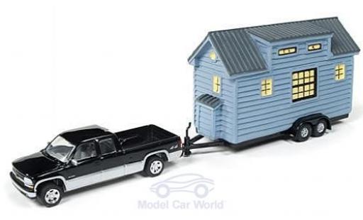 Diecast model cars Chevrolet Silverado 1/64 Johnny Lightning 1500 metallic black/grey 2002 mit Tiny House ohne Vitrine Chevrolet Silverado 1/64 Johnny Lightning 1500 metallic black/grey 2002 mit Tiny House ohne Vitrine diecast model cars