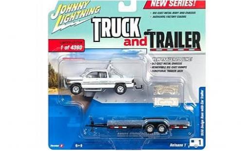 Diecast model cars Dodge RAM 1/64 Johnny Lightning Ram 1500 white/grey 1996 mit Flatbed Anhänger ohne Vitrine Dodge RAM 1/64 Johnny Lightning Ram 1500 white/grey 1996 mit Flatbed Anhänger ohne Vitrine diecast model cars