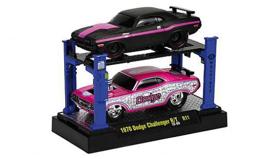 Diecast model cars Dodge Challenger 1/64 M2 Machines R/T Tuning matt-black/lila 1969 2er-Set: y compris les Hebebühne sur podium Capot avec fonction Dodge Challenger 1/64 M2 Machines R/T Tuning matt-black/lila 1969 2er-Set: y compris les Hebebühne sur podium Capot avec fonction diecast model cars