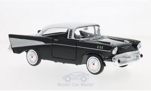 Diecast model cars Chevrolet Bel Air 1/24 Motormax black/white 1957 Chevrolet Bel Air 1/24 Motormax black/white 1957 diecast model cars