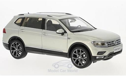 Diecast model cars Volkswagen Tiguan 1/18 Paudi L grey 2017 Volkswagen Tiguan 1/18 Paudi L grey 2017 diecast model cars