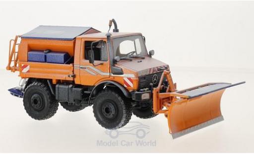Mercedes Unimog 1/32 Schuco U 1600 orange Winterdienst gealtert mit Räumschild und Salzstreuer diecast model cars