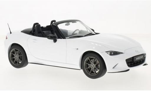 Diecast model cars Mazda MX5 1/18 Triple 9 Collection white 2015 avec détachable Softtop sans Vitrine Mazda MX5 1/18 Triple 9 Collection white 2015 avec détachable Softtop sans Vitrine diecast model cars