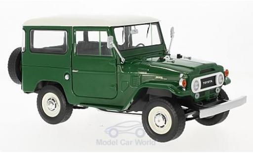 Diecast model cars Toyota Land Cruiser 1/18 Triple 9 Collection FJ40 green/white 1967 Toyota Land Cruiser 1/18 Triple 9 Collection FJ40 green/white 1967 diecast model cars