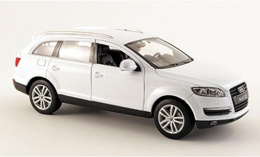 Audi Q7 1/24 Welly white diecast model cars