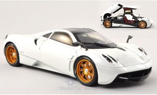 Diecast model cars Pagani Huayra 1/18 Welly met.-white (GTA Edition) ohne Vitrine Pagani Huayra 1/18 Welly met.-white (GTA Edition) ohne Vitrine diecast model cars